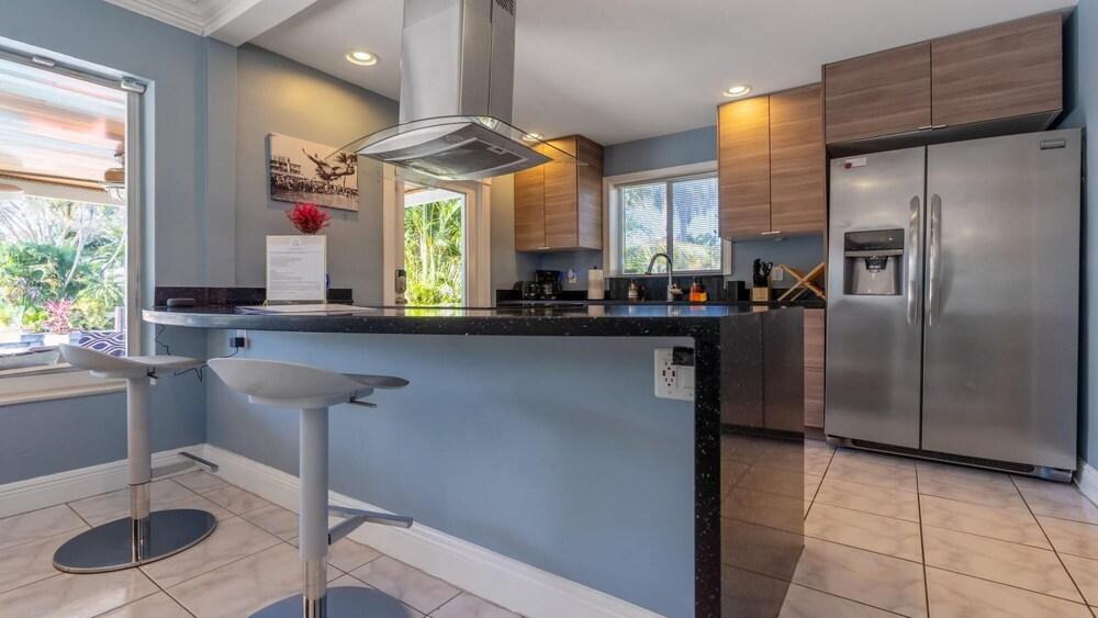 Coastal Cove - Dock Pool and Entertaining Space