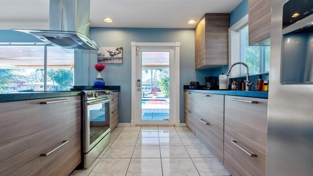 Coastal Cove - Dock Pool and Entertaining Space