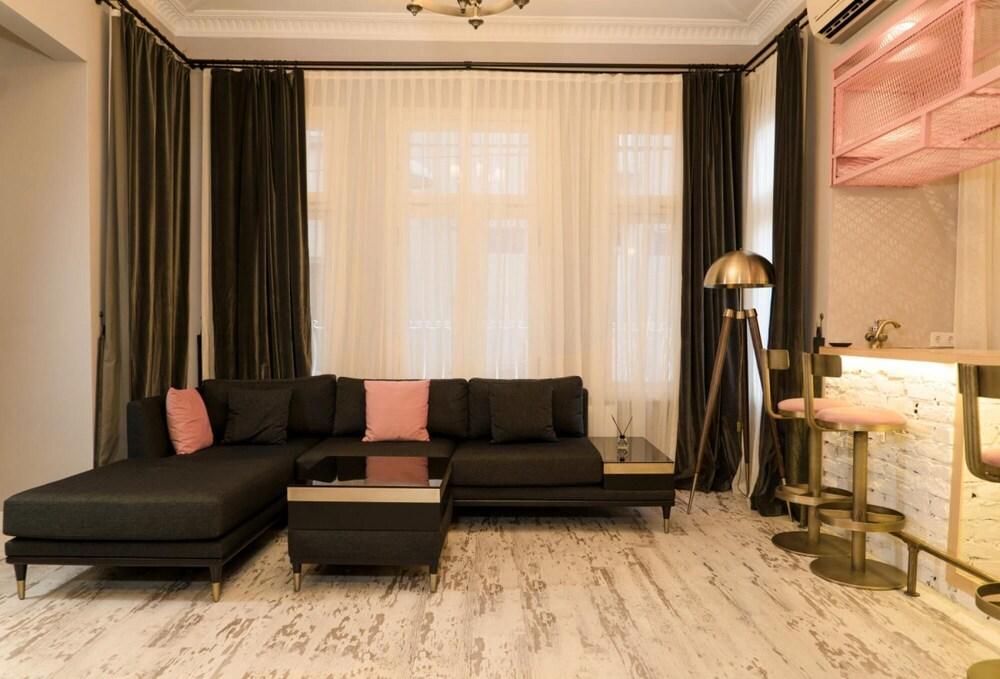 Flat With Turkish Hammam and Bar in Beyoglu