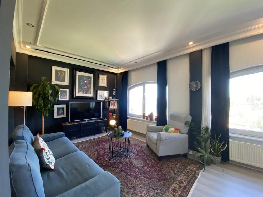 Flat With Bosphorus View and Backyard in Uskudar