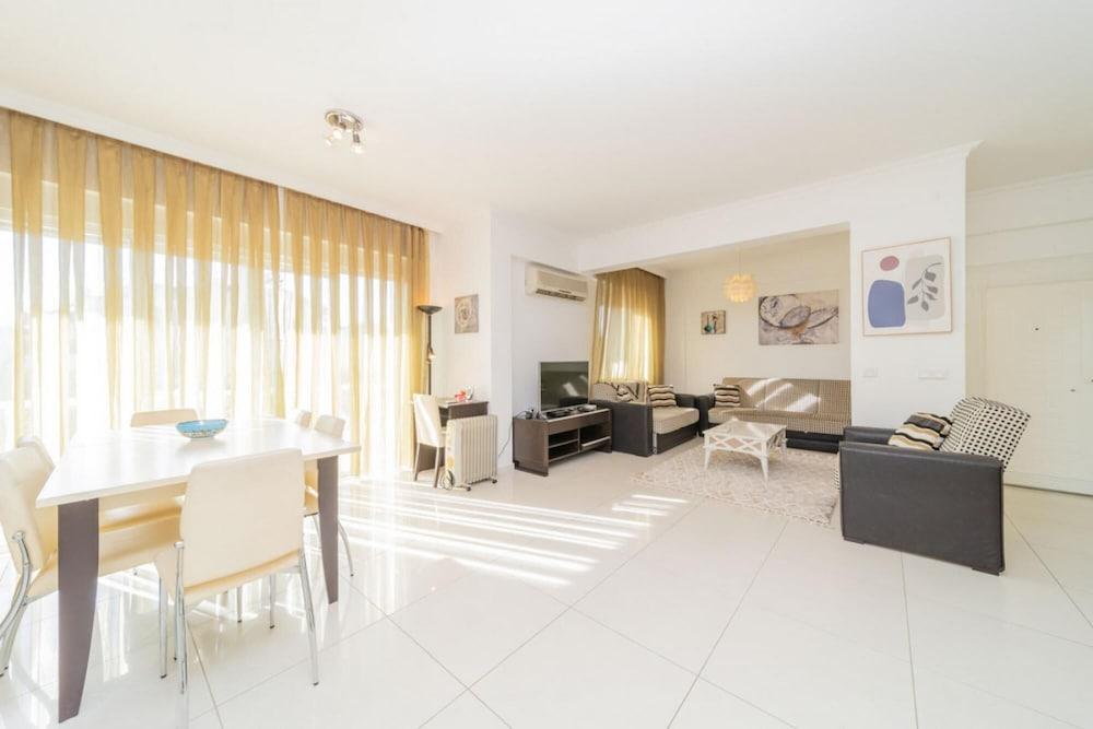 Vibrant Flat With Shared Pool in Belek