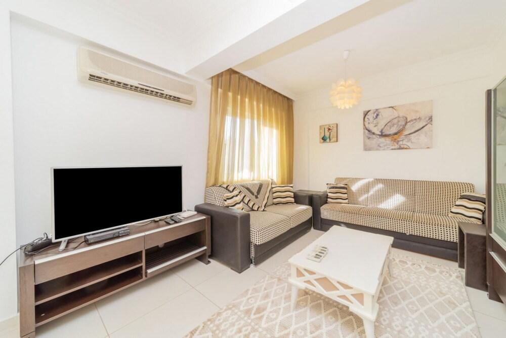 Vibrant Flat With Shared Pool in Belek