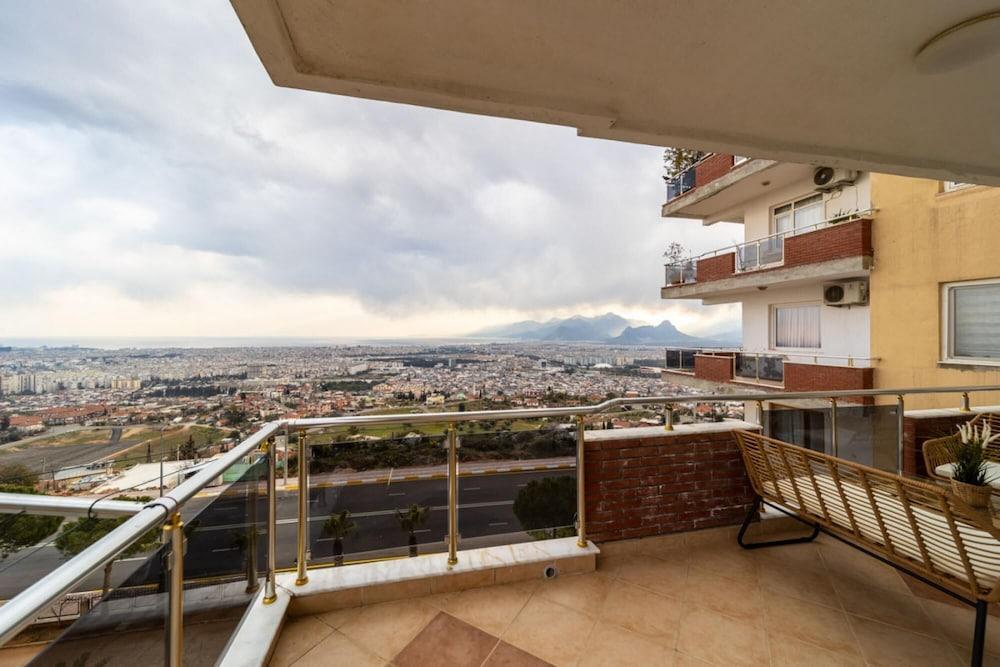 Apartment With Panoramic City View in Kepez