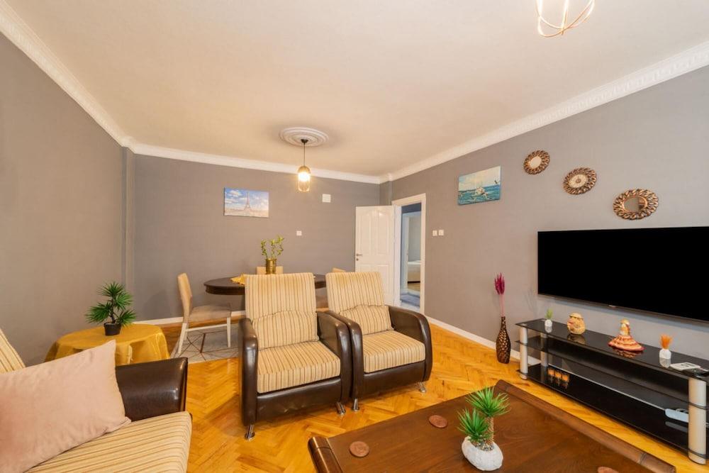 Central Flat Close to the Beach in Muratpasa