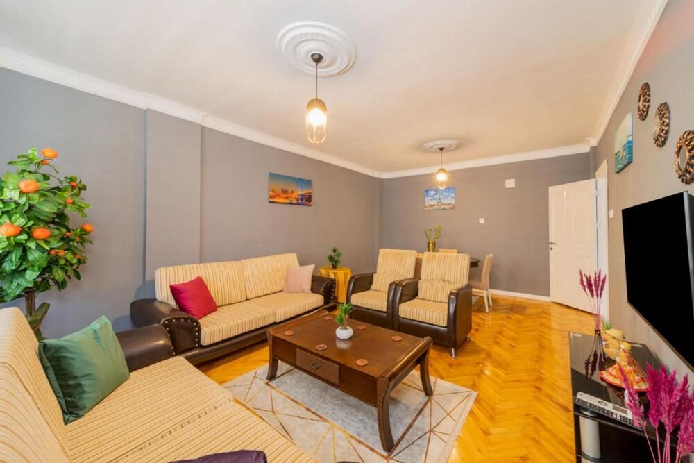 Central Flat Close to the Beach in Muratpasa