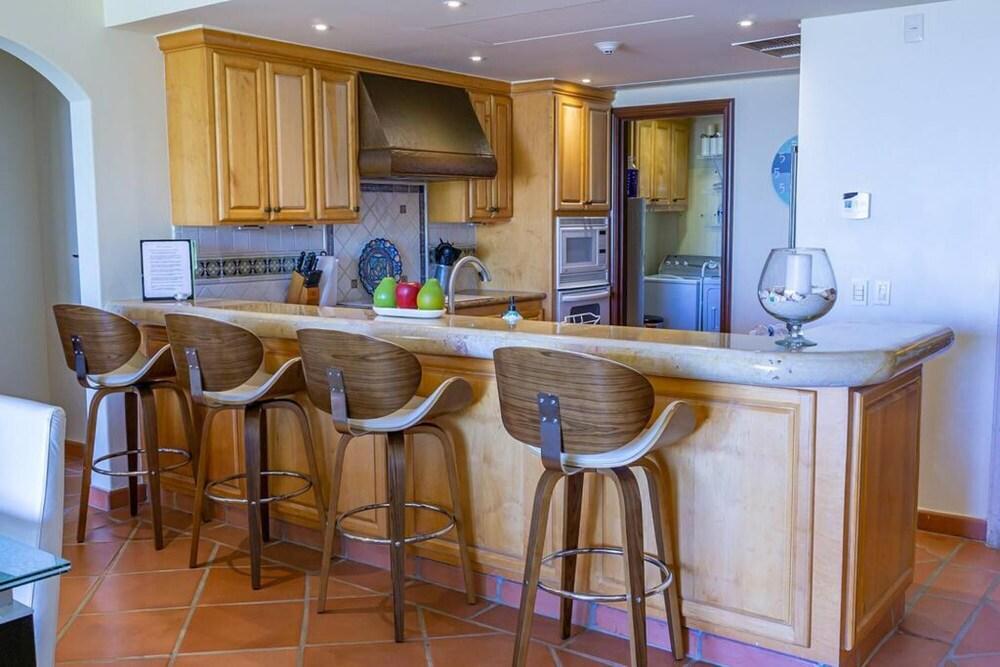 Delfin Pool Garden at Puerta del Sol