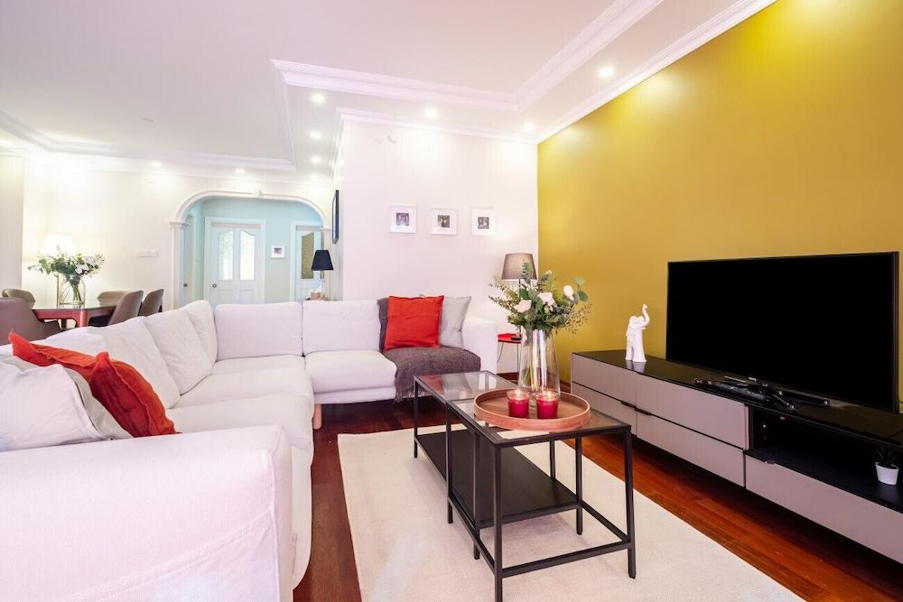 Chic Flat With Balcony Near Moda Shore