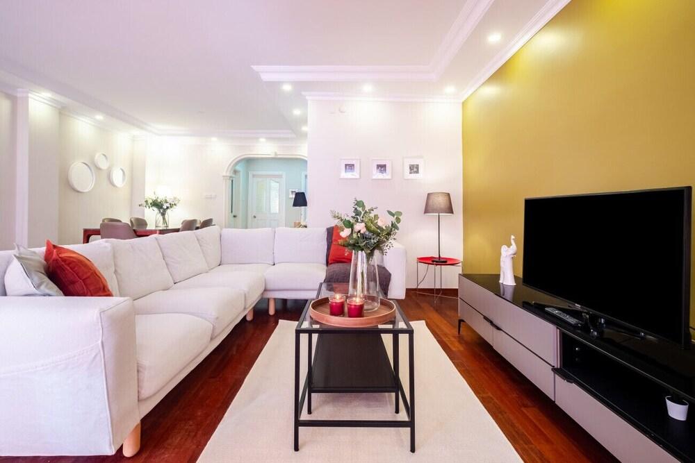 Chic Flat With Balcony Near Moda Shore