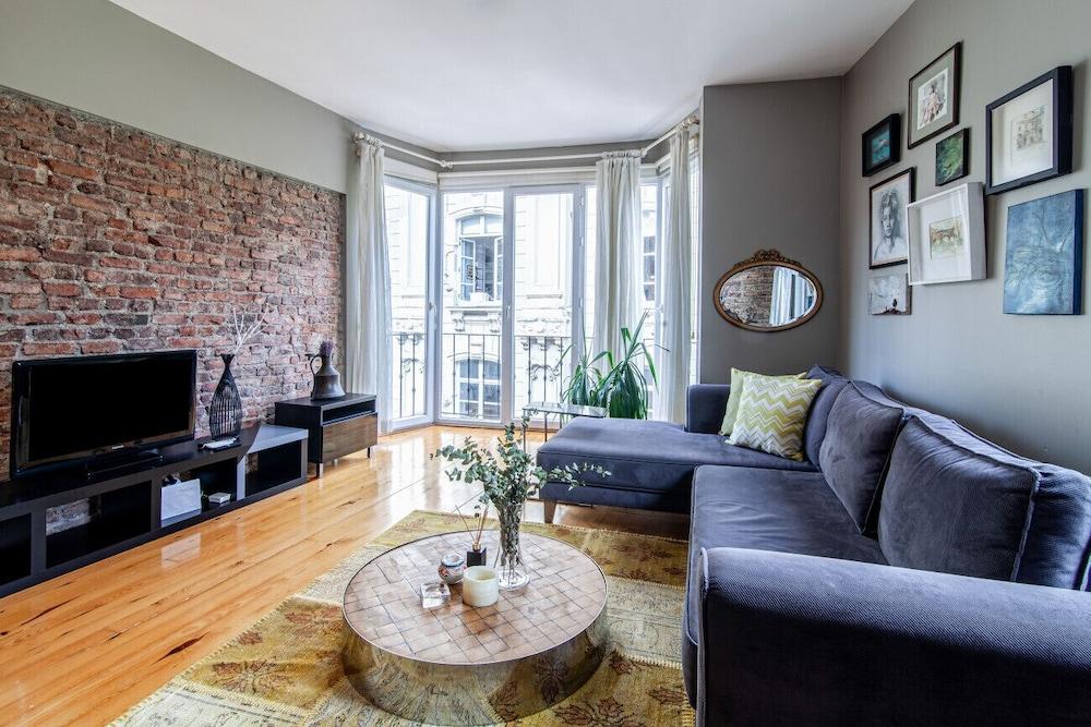 Modern Apartment With Stylish Interior in Beyoglu