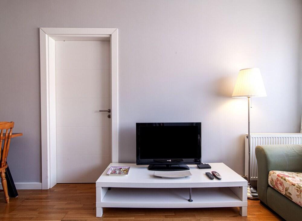 Sleek and Central Flat With Shared Pool in Sisli