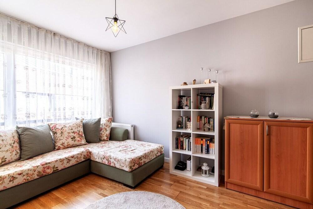 Sleek and Central Flat With Shared Pool in Sisli