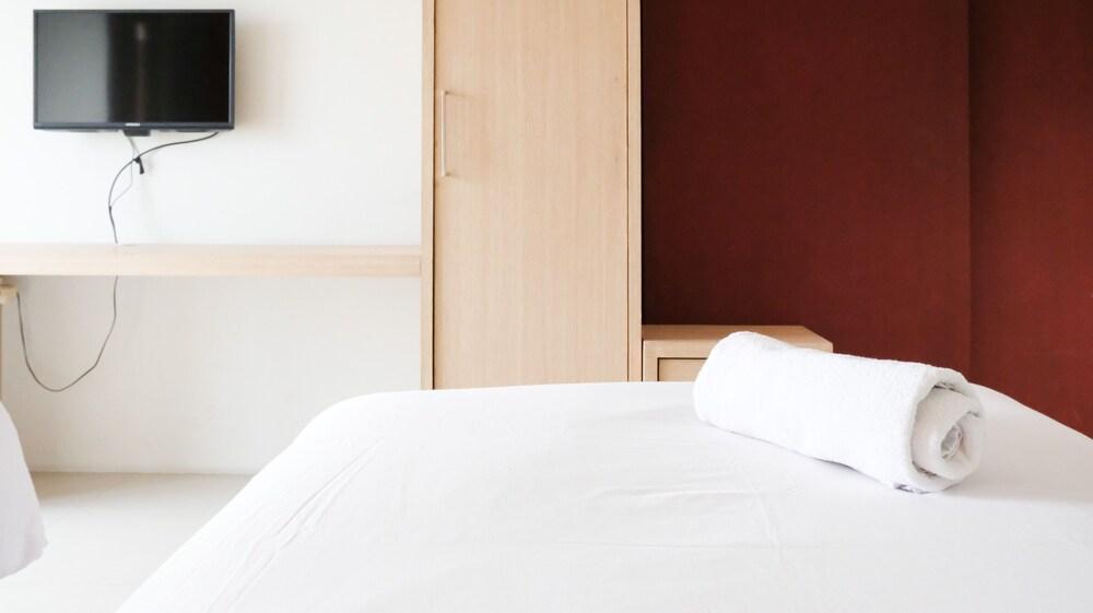 Comfy And Tidy Studio At The Square Apartment