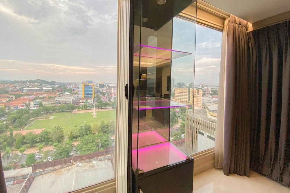 Spacious Combined Studio Apartment At Warhol (W/R) Residence