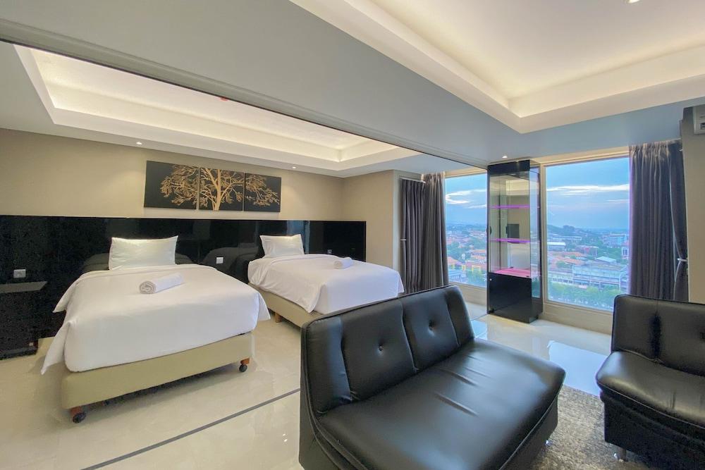 Spacious Combined Studio Apartment At Warhol (W/R) Residence