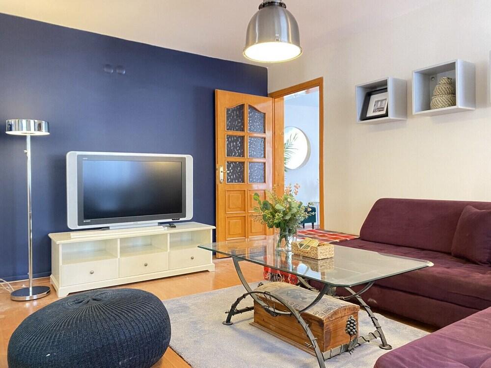 Central Flat With Balcony and Terrace in Sisli