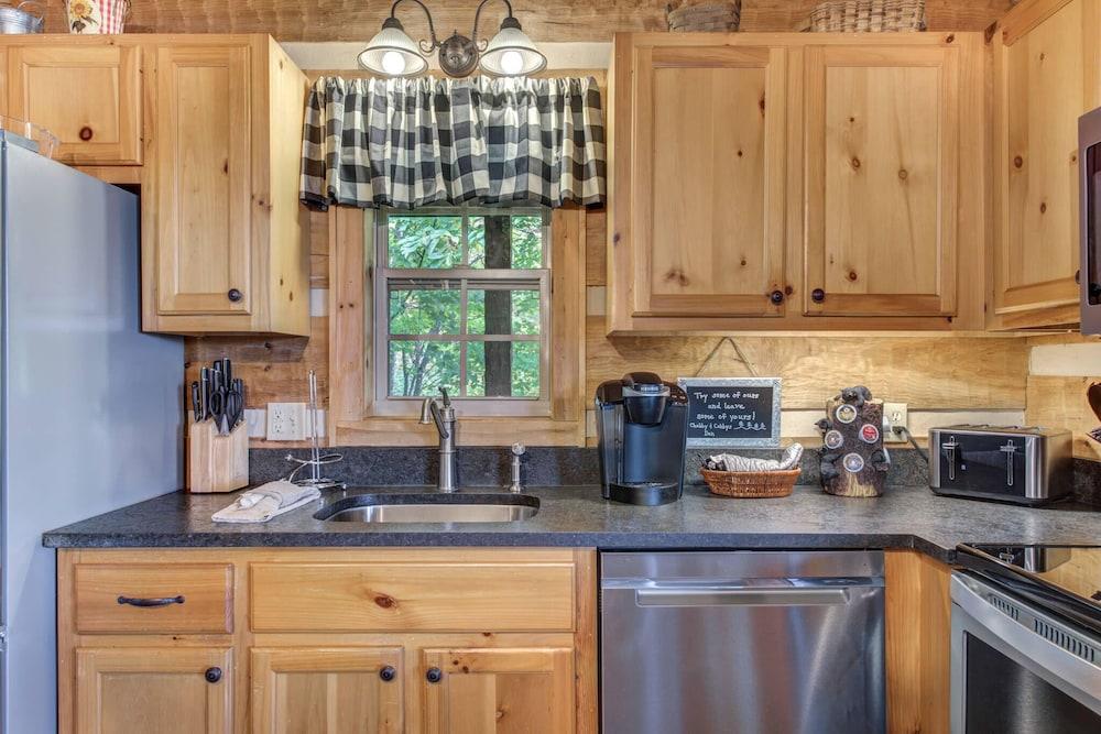 Scenic Smoky Mountains Escape w/ Hot Tub