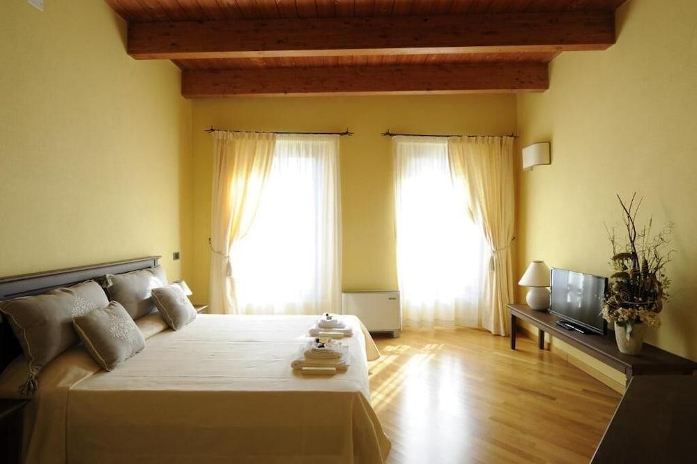 Piazza Azuni 18 Guesthouse