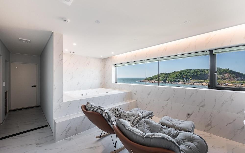 Gunsan Raonhaje Hotel