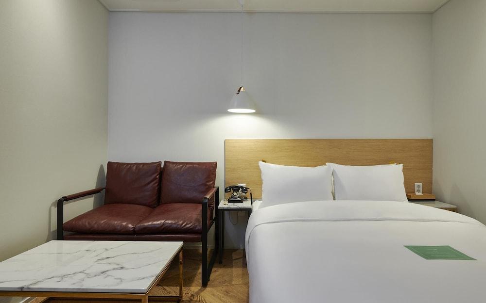 Dongtan Station Obut Hotel