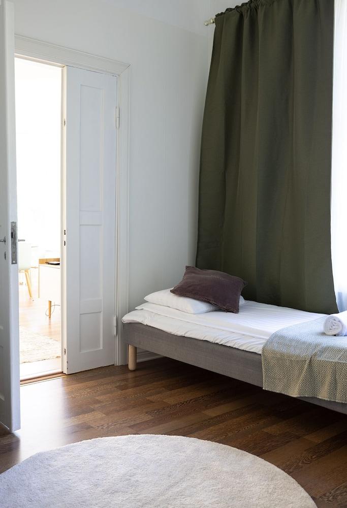 2ndhomes Charming 2BR Home w Balcony