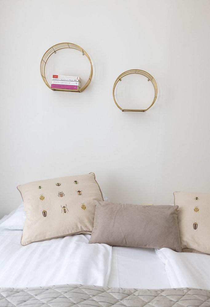 2ndhomes Charming 2BR Home w Balcony