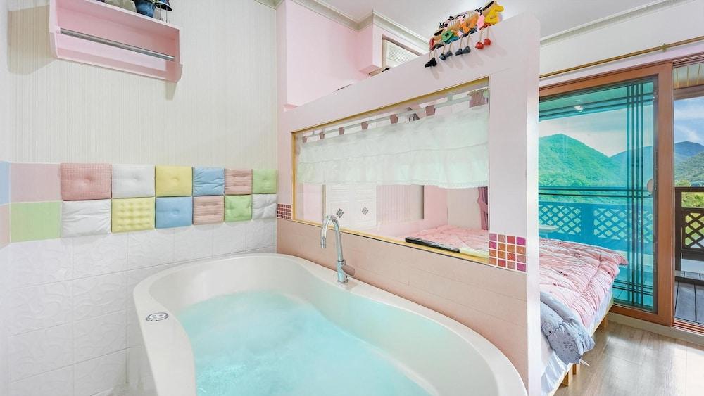 Yeongwol Gangeulpumeunsoo Pension