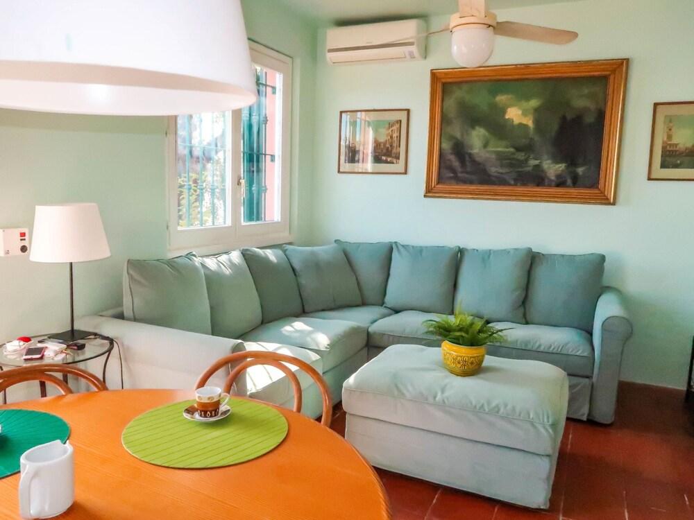 Paradise View Latte in Latte