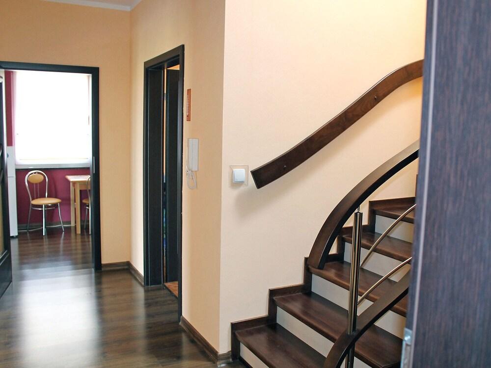 Villa von Valdi W Adys Awowo