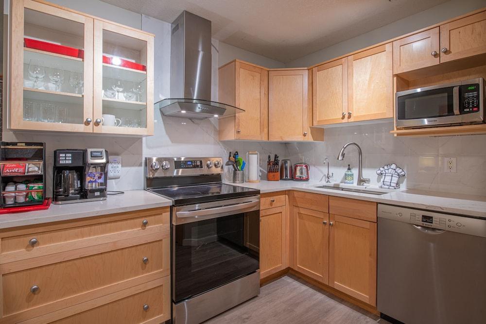 Mountain View 2 Bedroom Condo-Top Floor