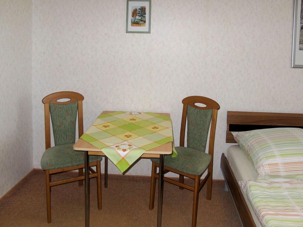 Am Park Raben Steinfeld