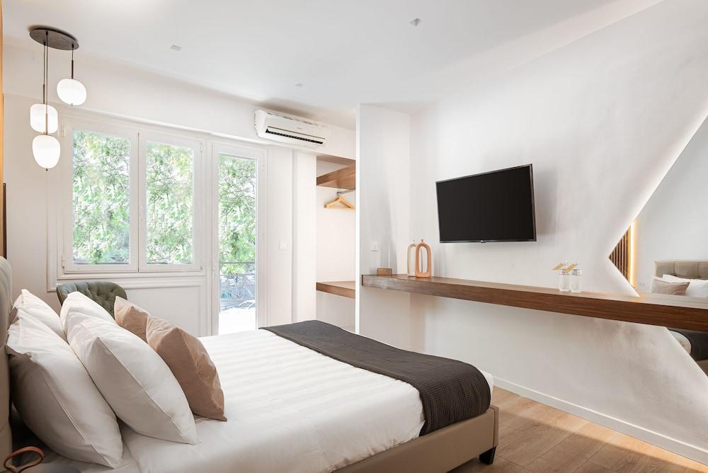 Acropolis Holmes Residence