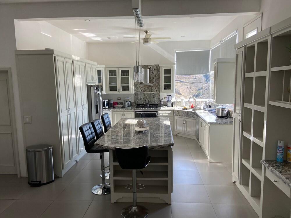 Luxury House Ocean View Rooftop Party