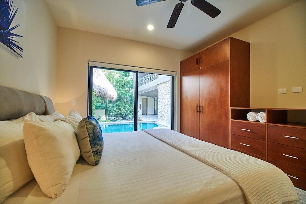 Paramar Jade 002 Swim up By Lockey