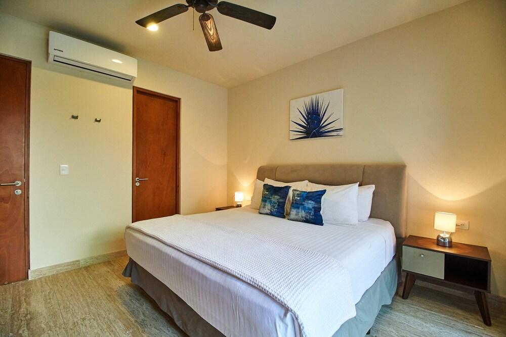 Paramar Jade 002 Swim up By Lockey