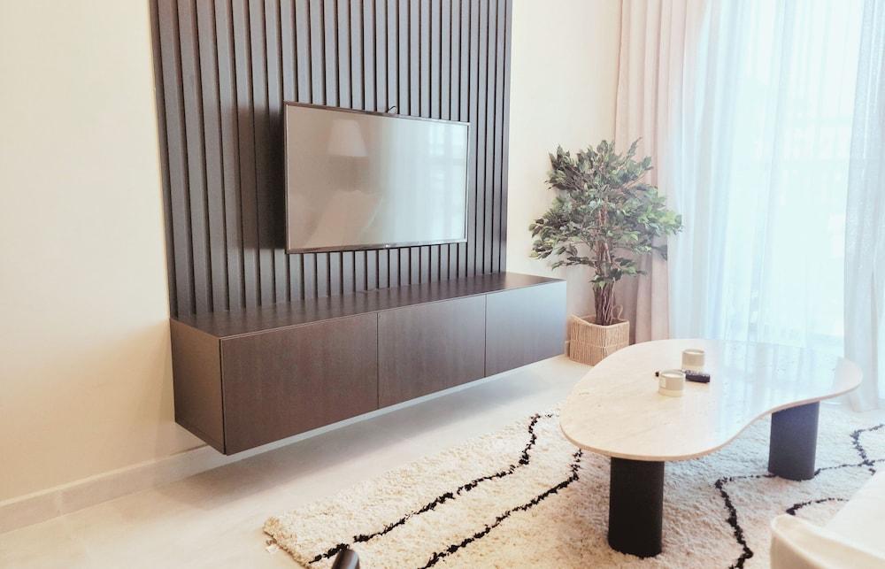 Snug & Congenial 1BR with Canal View