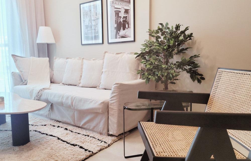 Snug & Congenial 1BR with Canal View