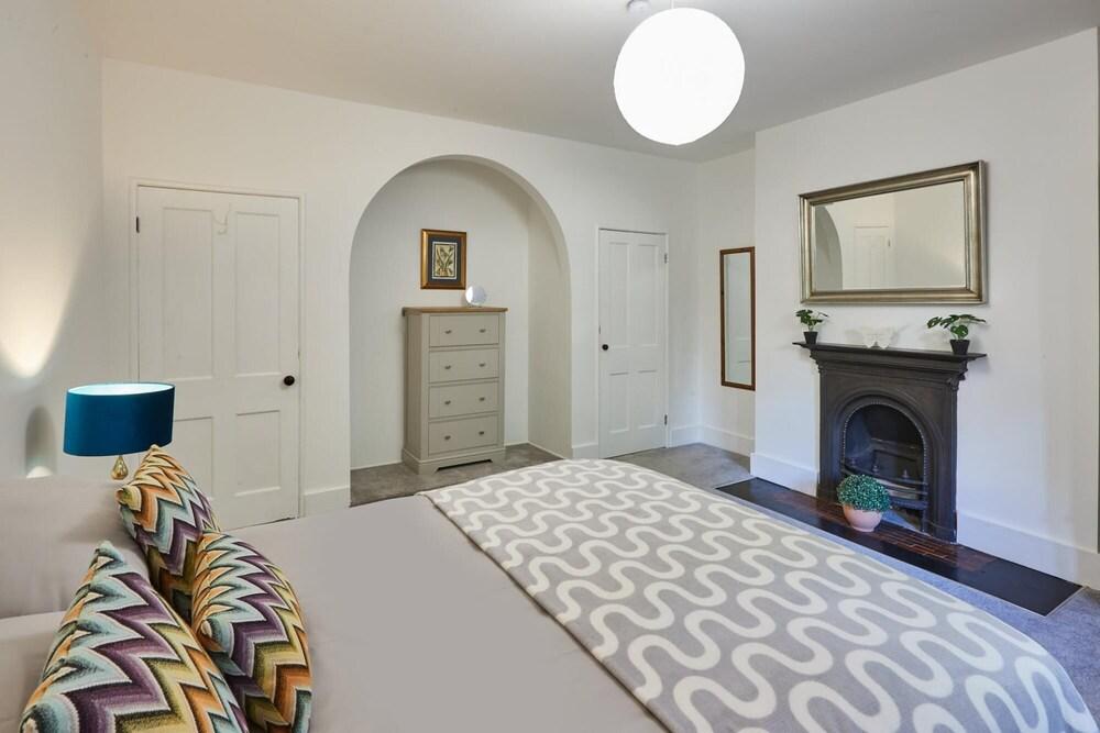 Host Stay Leafy Garden Apartment