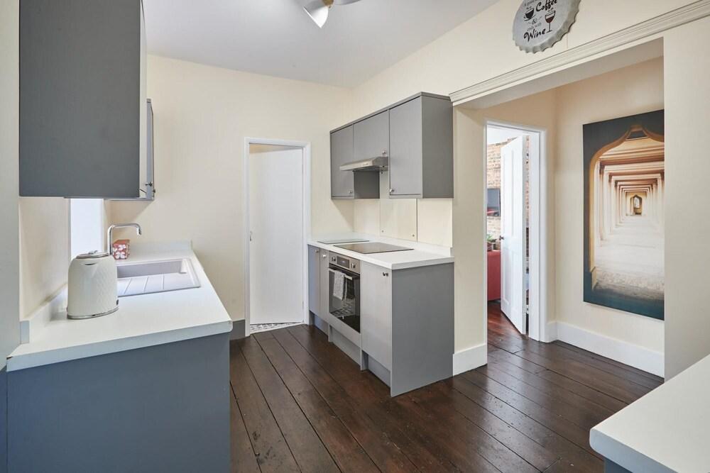 Host Stay Leafy Garden Apartment