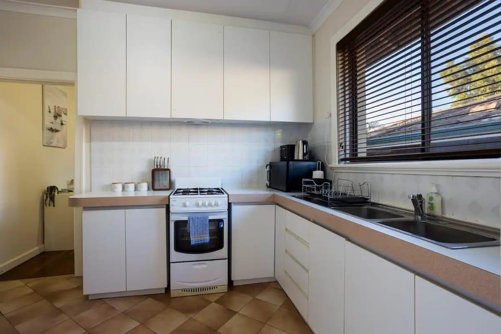 Comfortable 2 Bedroom Home in Trendy Victoria Park