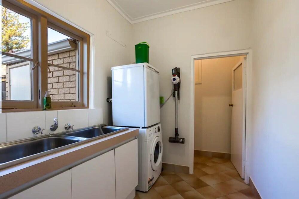 Comfortable 2 Bedroom Home in Trendy Victoria Park