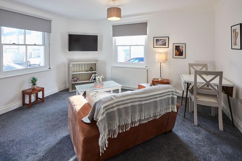 Host Stay Seaside Apartment