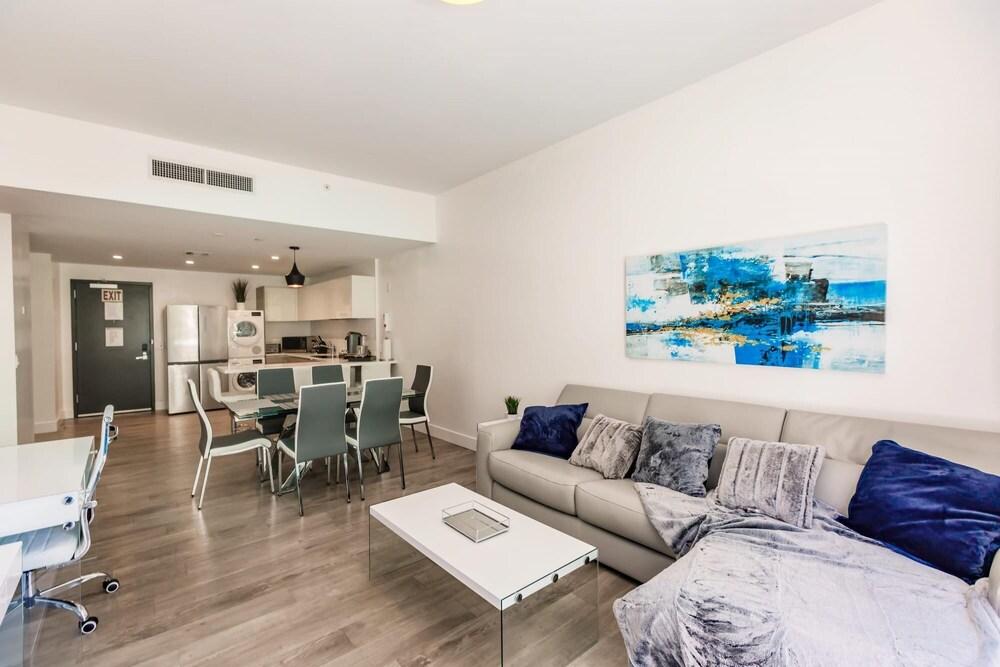 Upscale Modern 2B Condo on the Beach