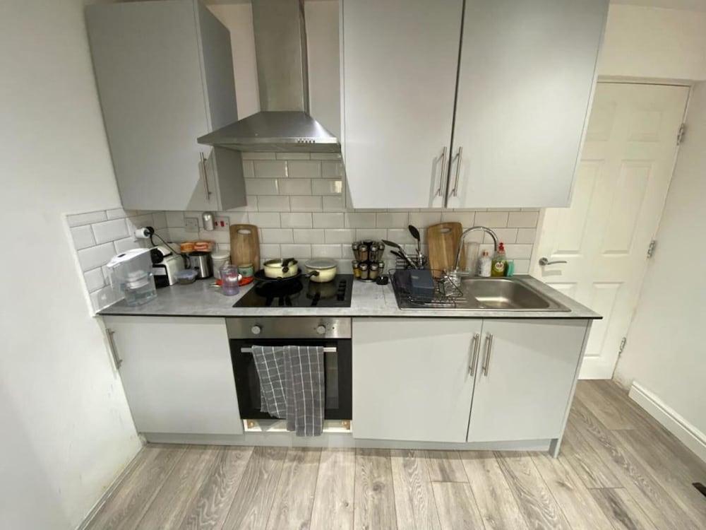 Private Apartment - Free Wifi, Parking, No Deposit