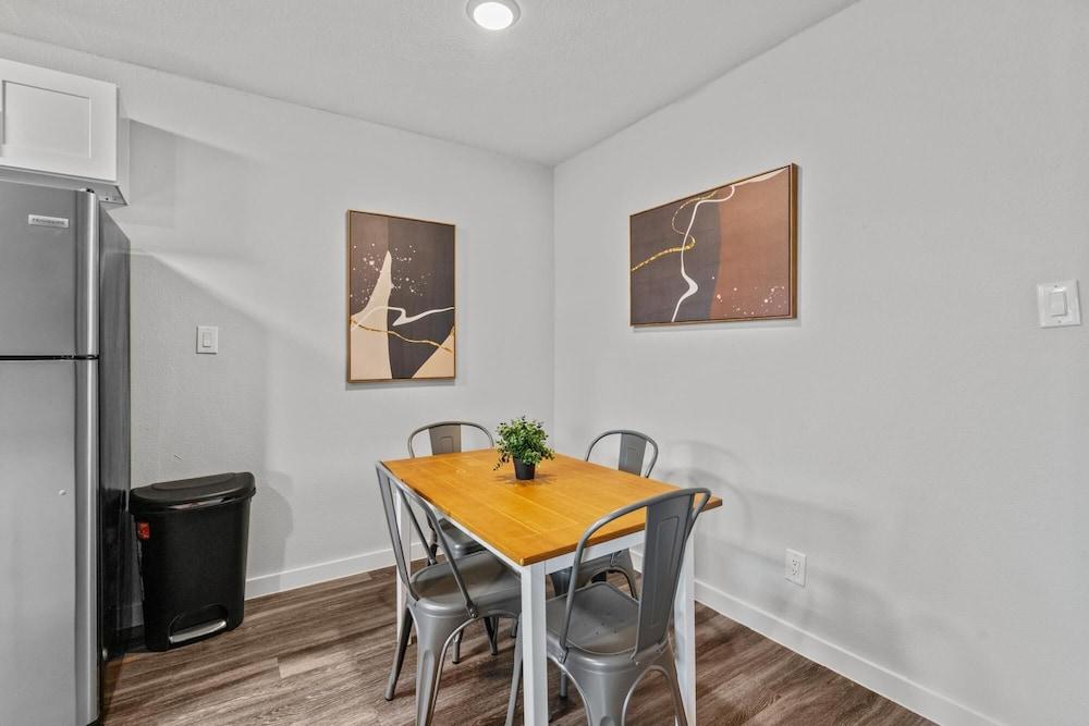 Modern 2BR Near UT Hyde Park Evonify