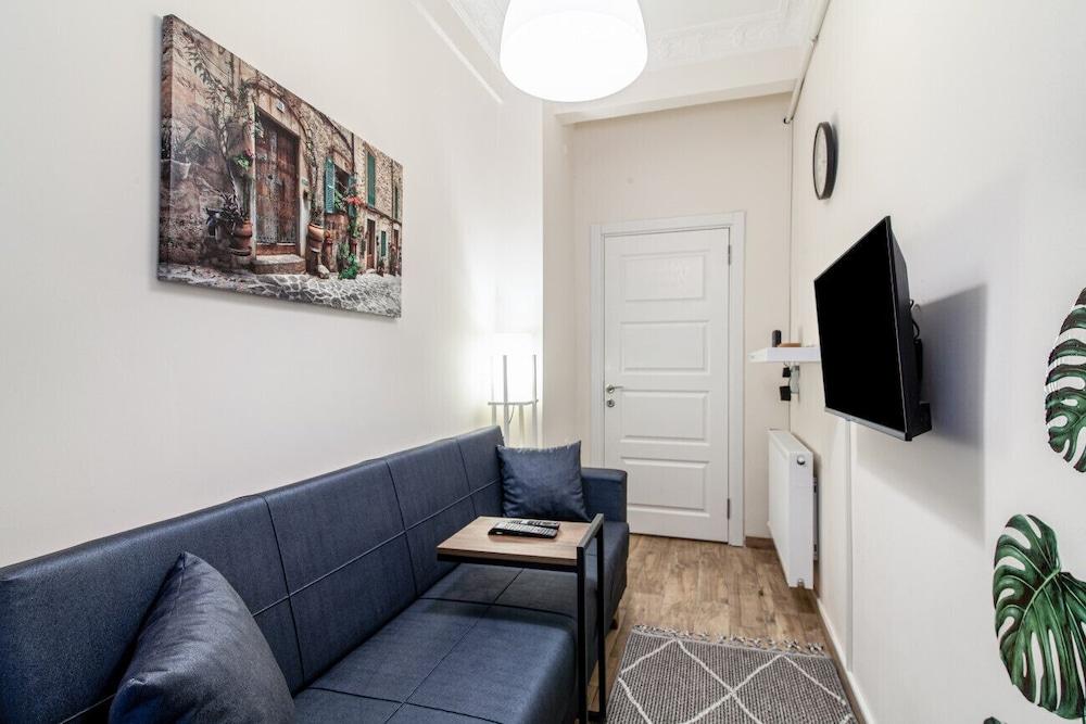 Central and Modern Flat Near Flower Passage