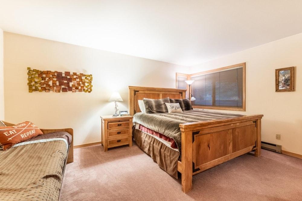 Ski Run by Summit County Mountain Retreats