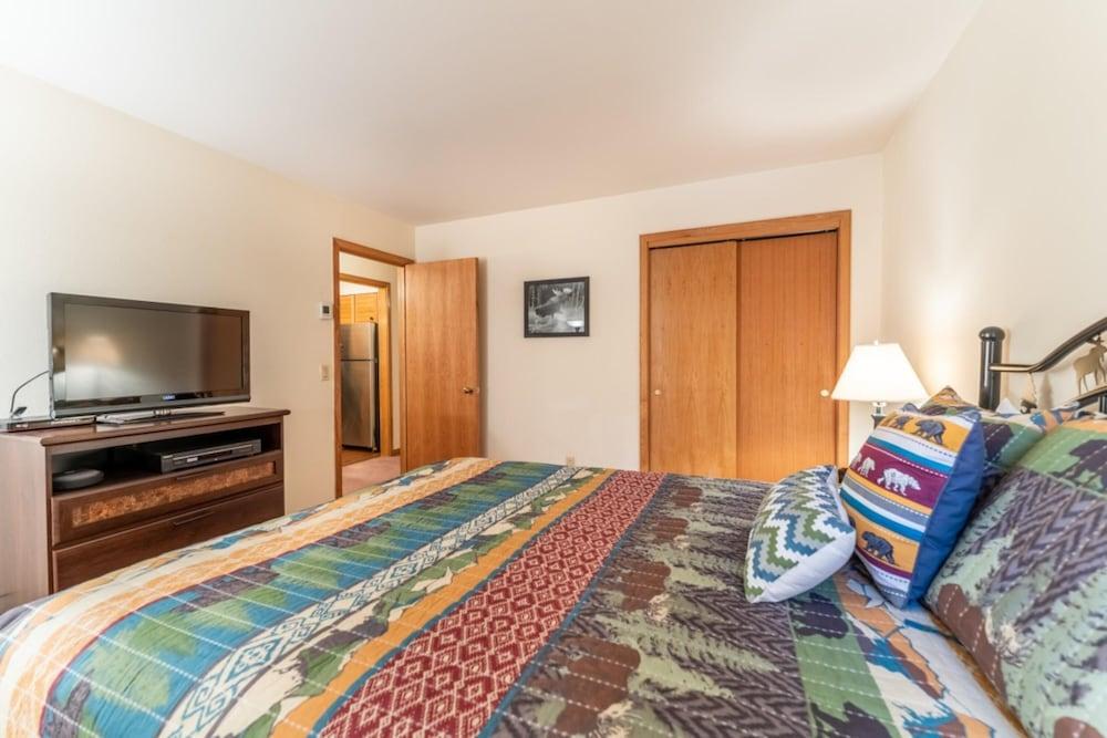 Ski Run by Summit County Mountain Retreats