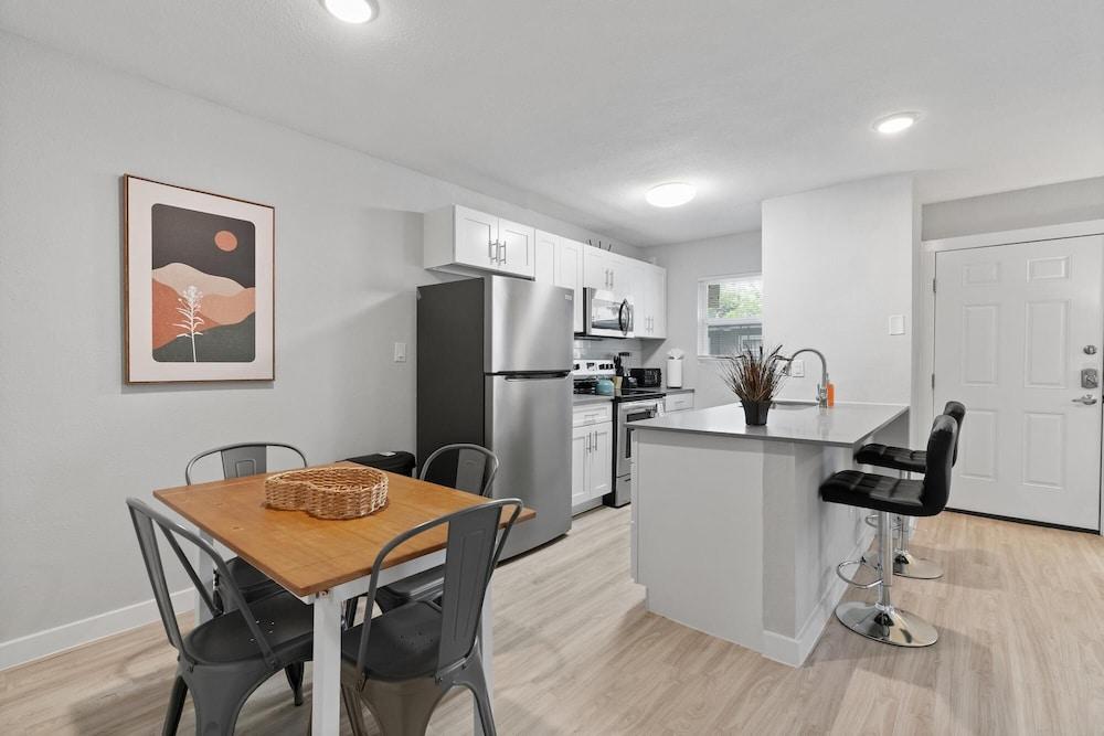 Modern 2BR Near UT Hyde Park Evonify