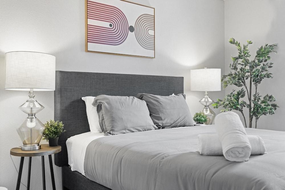 Modern 2BR Near UT Hyde Park Evonify