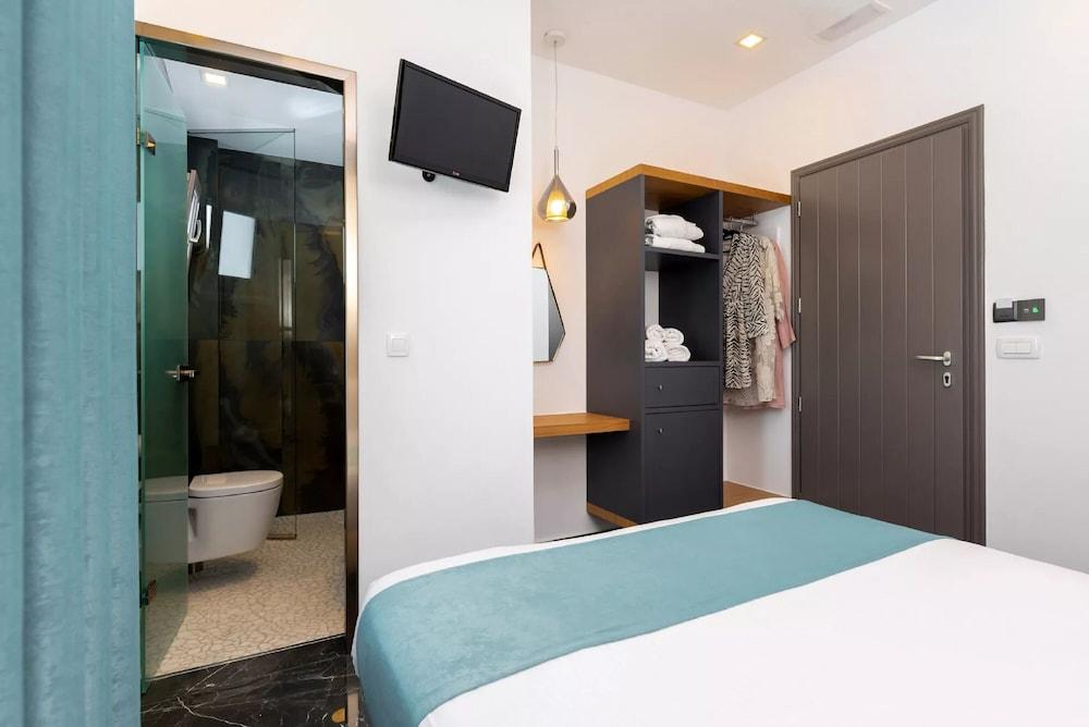 Deluxe Suites Santorini